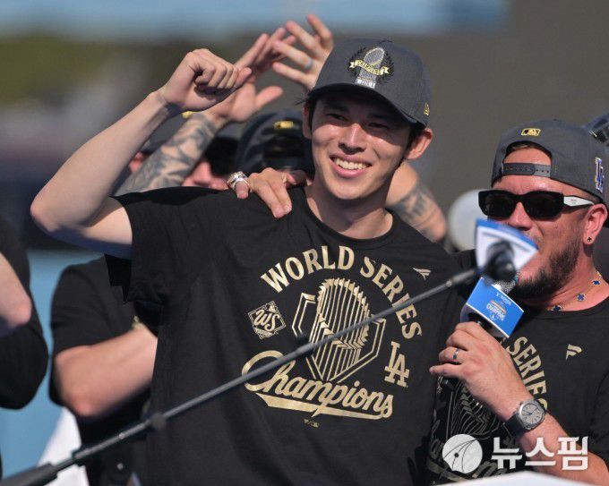 [로스앤젤레스 로이터=뉴스핌] 박상욱 기자=사사키 로키가 4일 로스앤젤레스 도심에서 열린 카페레이드에서 환호하는 팬들을 향해 손을 들어보이며 환하게 웃고 있다. 2025.11.04 psoq1337@newspim.com