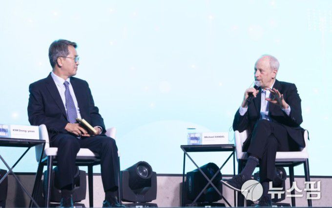 김동연 경기도지사는 4일 자신의 페이스북을 통해 "샌델 교수님을 직접 만나 이야기를 나눴다. 저서 대부분을 읽을 정도로 팬인 나에게는 무척 기쁜 일이었다"고 소감을 전했다. [사진=김동연 경기도지사 SNS]