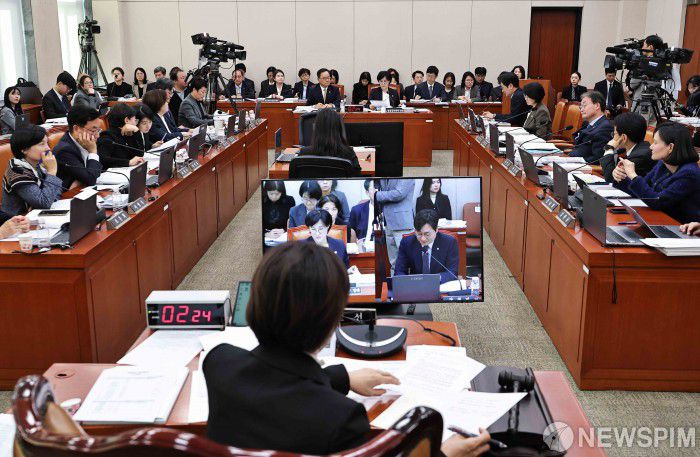 [서울=뉴스핌] 윤창빈 기자 = 원민경 성평등가족부 장관이 4일 서울 여의도 국회에서 열린 성평등가족위원회의 성평등가족부 등 국정감사에서 질문에 답변하고 있다. 2025.11.04 pangbin@newspim.com