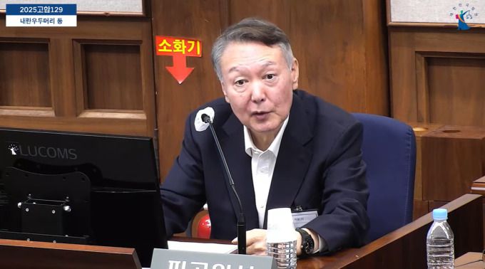 윤석열 전 대통령이 최근 내란 혐의 및 특수공무집행방해 재판에 출석해 직접 증인신문에 나서고 있다. 12·3 비상계엄 당시 자신과 직접 소통한 핵심 증인들로부터 유리한 진술을 끌어내려는 의도로 풀이된다. 사진은 윤석열 전 대통령. [출처=서울중앙지법 유튜브]