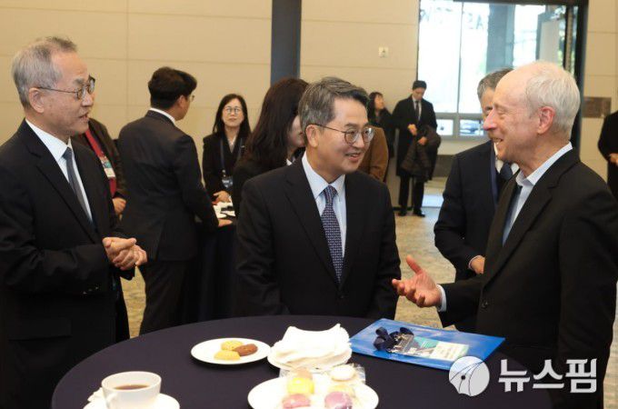 김동연 경기도지사는 4일 자신의 페이스북을 통해 "샌델 교수님을 직접 만나 이야기를 나눴다. 저서 대부분을 읽을 정도로 팬인 나에게는 무척 기쁜 일이었다"고 소감을 전했다. [사진=김동연 경기도지사 SNS]