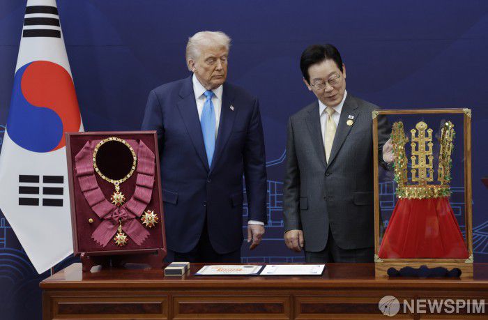 [서울=뉴스핌] 이재명 대통령이 29일 경북 경주박물관에서 도널드 트럼프 미국 대통령에게 한국 최고 훈장인 무궁화 대훈장을 수여하고 천마총 금관 모형을 선물했다. 이 대통령이 금관에 대한 설명을 하고 있다. [사진=APEC 2025 KOREA & 연합뉴스] 2025.10.29 photo@newspim.com