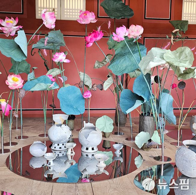 [서울=뉴스핌] 최문선 기자 = 최성우 작가 (2025년 발굴유물 역사문화공간(예담고庫) 프로젝트전). [사진=최문선 기자] 2025.11.04 moonddo00@newspim.com