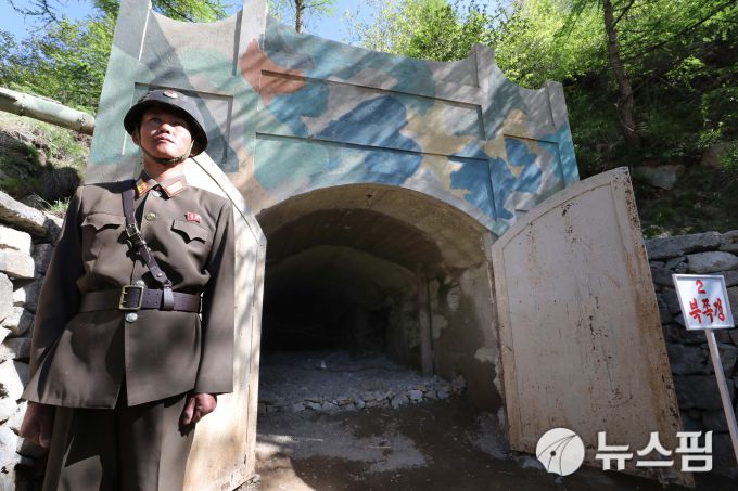 북한 풍계리 핵 실험장의 2번 갱도 입구 모습. 김정은 국무위원장의 핵 실험장 공개 폐쇄 입장에 따라 2018년 5월 25일 현장을 방문했던 취재진에 의해 촬영됐다. [사진=공동취재단]
