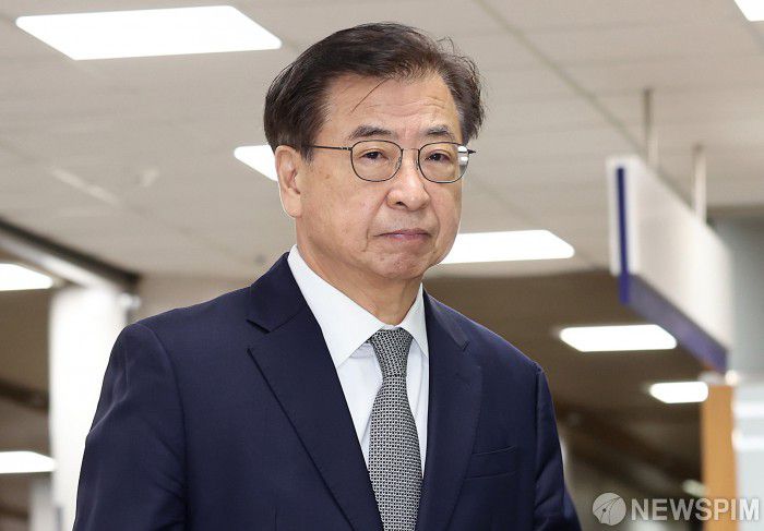 [서울=뉴스핌] 정일구 기자 = 2020년 서해 공무원 피격 사건 은폐 혐의로 기소된 서훈 전 청와대 국가안보실장이 5일 오전 서울 서초구 서울중앙지방법원에서 열린 1심 결심 공판에 출석하고 있다. 2025.11.05 mironj19@newspim.com