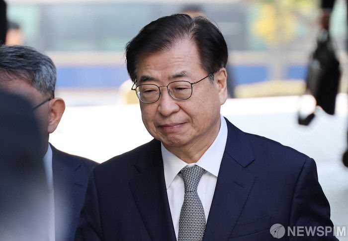 [서울=뉴스핌] 정일구 기자 = 2020년 서해 공무원 피격 사건 은폐 혐의로 기소된 서훈 전 청와대 국가안보실장이 5일 오전 서울 서초구 서울중앙지방법원에서 열린 1심 결심 공판에 출석하고 있다. 2025.11.05 mironj19@newspim.com