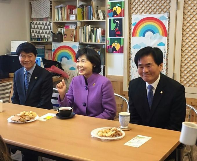 지난 2017년 더불민주당 경선을 위해 부산 영도를 찾은 김혜경 여사와 함께 박성윤 전 부산시의원(맨 오른쪽)이 열린 마을공동체와의 간담회를 갖고 있다. [사진=박성윤 전 부산시의원] 2025.11.05