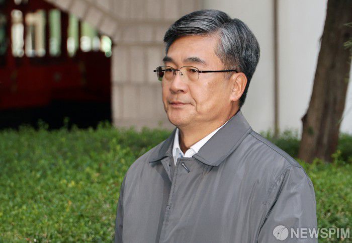 [서울=뉴스핌] 정일구 기자 = 2020년 서해 공무원 피격 사건 은폐 혐의로 기소된 서욱 전 국방부 장관이 5일 오전 서울 서초구 서울중앙지방법원에서 열린 1심 결심 공판에 출석하고 있다. 2025.11.05 mironj19@newspim.com