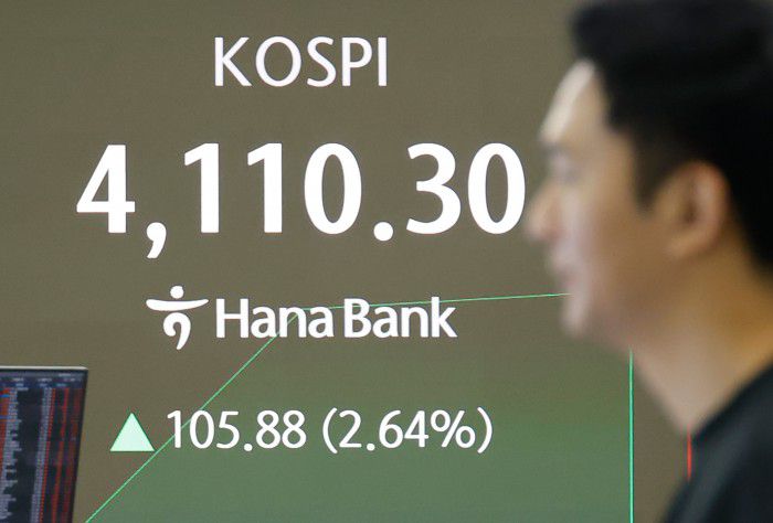 [서울=뉴스핌] 류기찬 기자 = 6일 오전 서울 중구 하나은행 딜링룸 전광판에 코스피 지수가 표시되고 있다. 이날 코스피 지수는 전장 대비 88.04포인트(2.20%) 오른 4092.46에, 코스닥 지수는 13.54포인트(1.50%) 오른 915.43에 장을 시작했다. 달러/원 환율은 전장보다 7.40원 내린 1442.00으로 출발했다. 2025.11.06. ryuchan0925@newspim.com