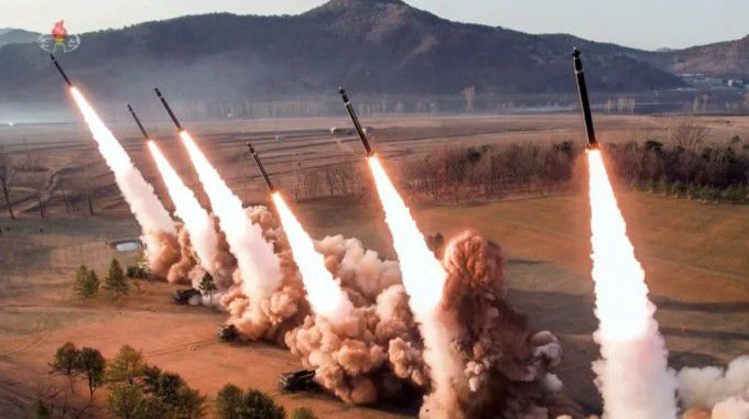 지난해 3월 북한이 단거리 탄도미사일로 분류되는 초대형 방사포를 발사하고 있다. [사진=조선중앙TV 화면]  2025.11.07 gomsi@newspim.com