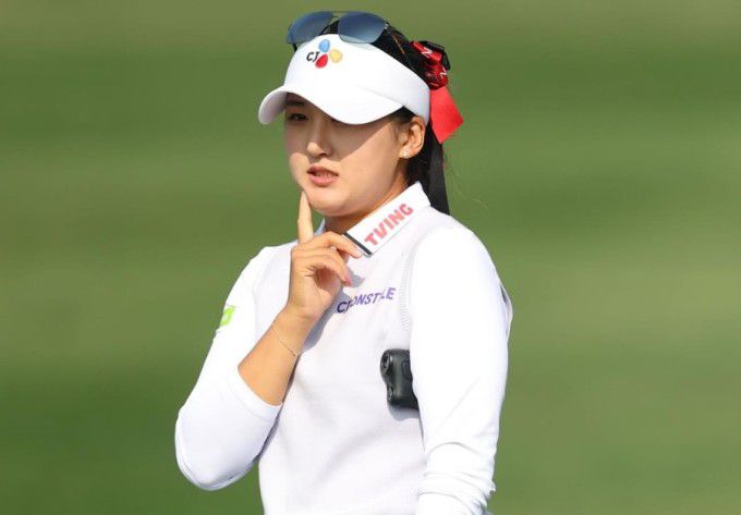 광남일보·해피니스 오픈에서 KLPGA 정규투어 첫 우승을 거둘 당시와 같은 빨간색 머리띠를 착용한 리슈잉이 7일 대보 하우스디 챔피언십 1라운드에서 생각에 잠겨있다. [사진=KLPGA]