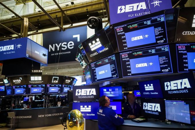 뉴욕증권거래소 모니터에 뜬 베타 테크놀로지스 종목코드 [사진=블룸버그]