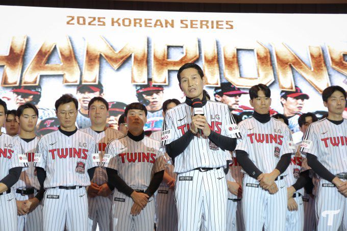 [서울=뉴스핌] 장환수 스포츠전문기자= 염경엽 LG 감독이 6일 광주 곤지암리조트에서 열린 우승 기념행사에서 소감을 밝히고 있다. [사진=LG] 2025.11.09 zangpabo@newspim.com