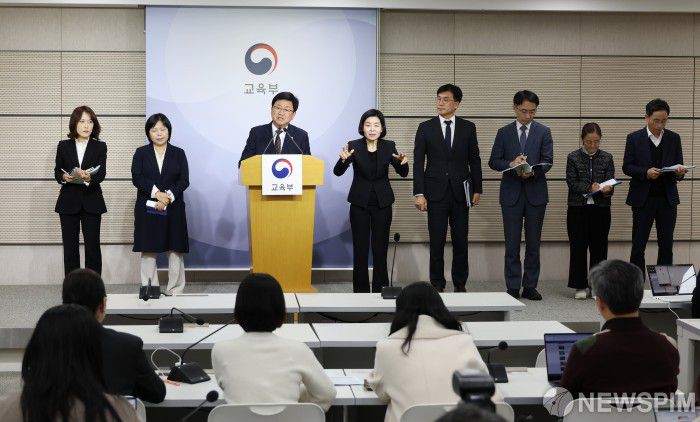 [서울=뉴스핌] 최교진 교육부 장관이 10일 세종청사 교육부 브리핑실에서 모두를 위한 인공지능(AI) 인재양성 방안 브리핑을 하고 있다. [사진=교육부] 2025.11.10 photo@newspim.com