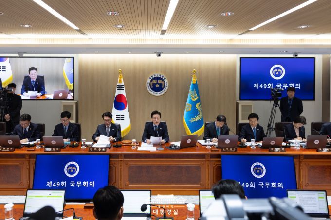 이재명 대통령이 11일 오전 용산 대통령실에서 국무회의를 주재하고 있다. [사진=대통령실]