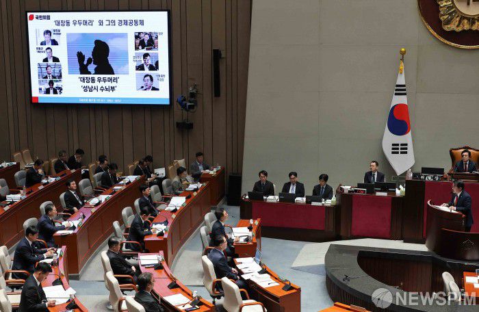 [서울=뉴스핌] 윤창빈 기자 = 정성호 법무부 장관이 12일 서울 여의도 국회에서 열린 예산결산특별위원회 전체회의에서 배준영 국민의힘 의원의 대장동 재판 항소 포기와 관련한 질문에 답변하고 있다. 2025.11.12 pangbin@newspim.com