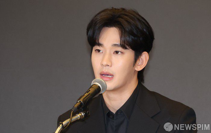 [서울=뉴스핌] 정일구 기자 = 미성년자였던 고(故) 김새론과 교제했다는 의혹을 받는 배우 김수현이 31일 오후 서울 마포구 스탠포드호텔에서 열린 긴급 기자회견에서 입장을 밝히고 있다. 2025.03.31 mironj19@newspim.com