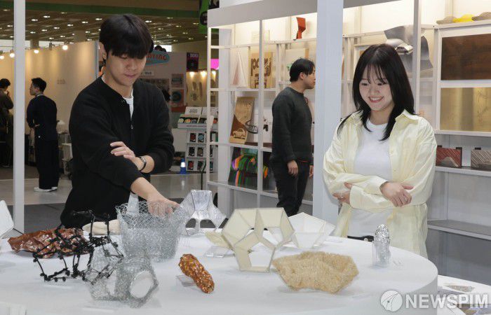 [서울=뉴스핌] 양윤모 기자 = 국내 디자인 업계 최신 흐름을 한눈에 볼 수 있는 '2025 서울디자인페스티벌'이 12일 서울 강남구 코엑스에서 열렸다. 올해로 24회를 맞은 이번 행사는 '디자인하우스'가 주최, '월간 디자인'이 주관하고, 크리에이티브 그룹 '레벨나인(Rebel9)'이 아트 디렉터를 맡았으며 16일까지 열린다. 2025.11.12  yym58@newspim.com