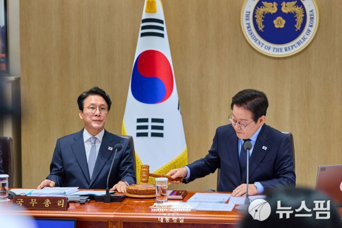 이재명(오른쪽) 대통령이 11일 오전 용산 대통령실에서 국무회의를 주재하고 있다. 왼쪽은 김민석 국무총리. [사진=대통령실]