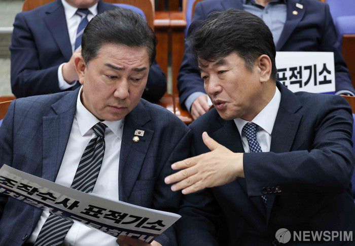 [서울=뉴스핌] 윤창빈 기자 = 김병기 더불어민주당 원내대표, 문진석 원내수석부대표가 13일 서울 여의도 국회에서 열린 의원총회에서 대화하고 있다. 2025.11.13 pangbin@newspim.com