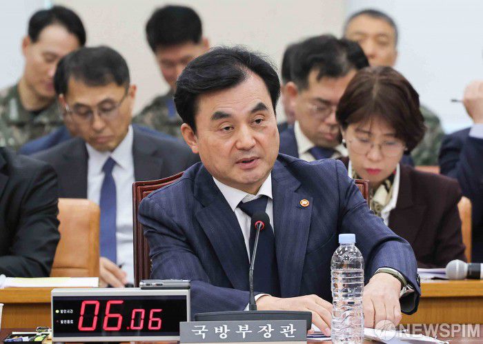 [서울=뉴스핌] 윤창빈 기자 = 안규백 국방부 장관이 5일 오전 서울 여의도 국회에서 열린 국방위원회 전체회의에서 의원 질문에 답변하고 있다. 2025.11.05 pangbin@newspim.com