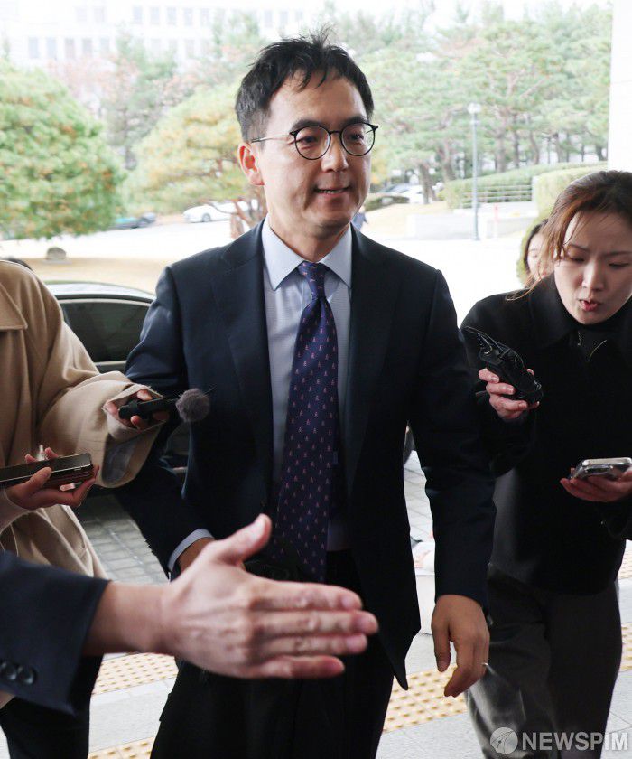 [서울=뉴스핌] 김학선 기자 = 검찰총장 직무를 대행하게 된 구자현 신임 대검찰청 차장검사가 17일 오전 서울 서초구 대검찰청으로 출근하고 있다. 2025.11.17 yooksa@newspim.com