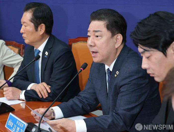 [서울=뉴스핌] 윤창빈 기자 = 김병기 더불어민주당 원내대표가 17일 오전 서울 여의도 국회에서 열린 최고위원회의에서 모두발언을 하고 있다. 2025.11.17 pangbin@newspim.com