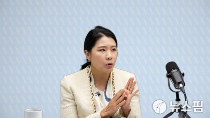 [서울=뉴스핌] 조준경 기자 = 지난 10월 21일 신현영 서울성모병원 가정의학과 교수가 서울 여의도 뉴스핌TV 스튜디오를 방문해 노년 건강과 근육의 중요성에 대해 설명하고 있는 모습. 2025.10.21 calebcao@newspim.com