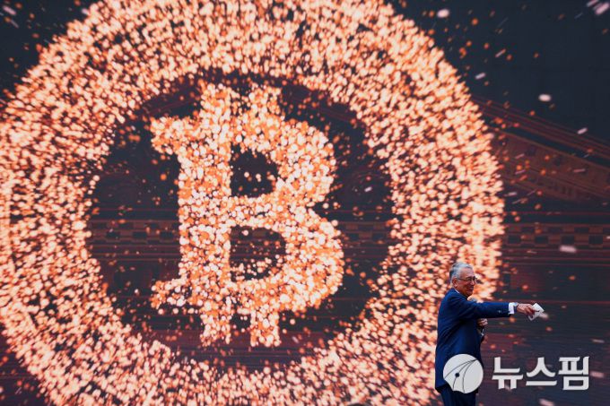 지난 12일(현지시간) 그루포 살리나스의 설립자이자 회장인 리카르도 살리나스 플리에고가 엘살바도르 산살바도르에서 엘살바도르 국가 비트코인 사무국이 주최한 '비트코인 이스터리코(Bitcoin Historico)' 컨퍼런스 개막 행사에 참석해 연설하고 있다.[사진=로이터 뉴스핌]2025.11.18 mj72284@newspim.com