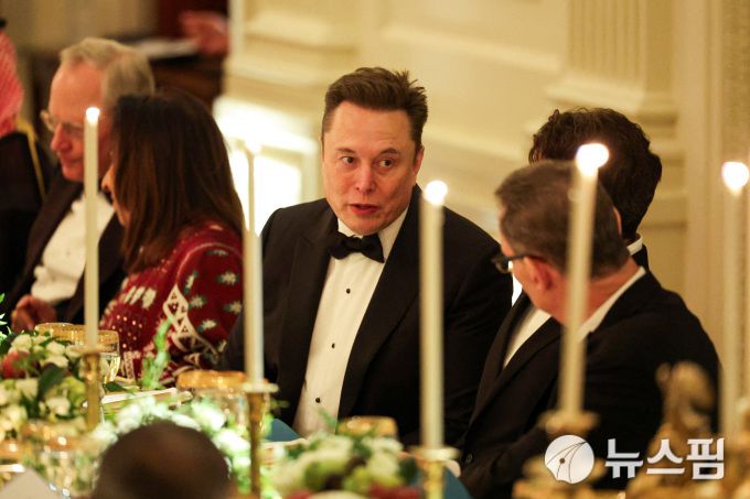 [워싱턴 로이터=뉴스핌] 최원진 기자= 일론 머스크 테슬라 최고경영자(CEO)가 18일(현지시간) 백악관에서 열린 무함마드 빈살만 사우디아라비아 왕세자 환영 만찬에 참석한 모습. 2025.11.19 wonjc6@newspim.com