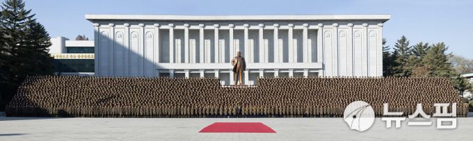 [서울=뉴스핌] 이영종 통일전문기자 = 김정은 북한 국무위원장이 18일 창립 80주년을 맞은 국가보위성을 방문해 기념촬영을 했다. [사진=노동신문 홈페이지] 2025.11.19 yjlee@newspim.com
