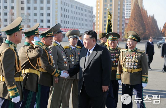 [서울=뉴스핌] 이영종 통일전문기자 = 김정은 북한 국무위원장이 18일 창립 80주년을 맞은 사회안전성을 방문해 간부들과 악수하고 있다. 오른쪽이 방두섭 사회안전상. [사진=노동신문 홈페이지] 2025.11.19 yjlee@newspim.com