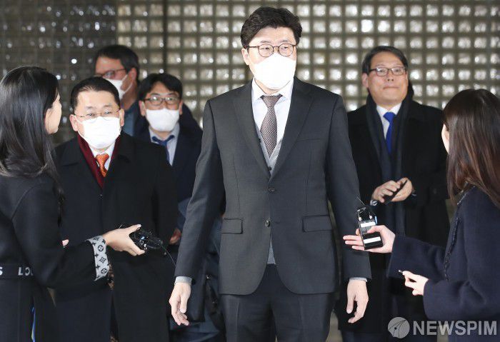 김학의 전 법무부 차관의 '별장 성접대 의혹'을 조사하는 과정에서 허위 면담보고서를 작성한 혐의로 기소된 이규원 전 부부장 검사의 항소심이 다음 달 19일 변론 종결한다. 사진은 김 전 차관의 출국을 막은 혐의로 기소된 차규근 전 법무연수원 연구위원, 이 전 검사, 이광철 전 청와대민정비서관이 (왼쪽부터) 2023년 2월 15일 서울중앙지법에서 열린 1심선고 공판에서 무죄를 선고 받은 후 법원을 나서는 모습. [사진=뉴스핌 DB]