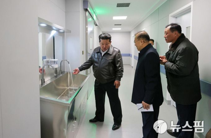 [서울=뉴스핌] 이영종 통일전문기자 = 김정은 북한 국무위원장이 19일 평양 강동군병원 준공식에 참석한 뒤 내부 시설을 돌아보다 수돗물이 잘 나오는지 살펴보고 있다. [사진=노동신문] 2025.11.20 yjlee@newspim.com