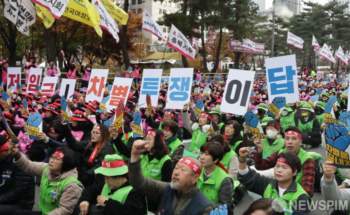 [서울=뉴스핌] 양윤모 기자 =학교에서 급식과 돌봄을 담당하는 비정규직 노동자들이 20일 오후 서울 여의도 국회의사당 앞에서 총파업 대회를 열고 기본급 인상과 방학 중 비근무자 생계대책 마련 등을 촉구하고 있다.   파업 첫날 지역의 교육 당국은 학교별로 빵과 우유 등으로 대체 급식을 실시 했다. 2025.11.20 yym58@newspim.com
