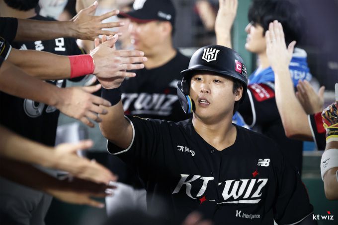 [서울=뉴스핌] kt의 강백호가 지난 8월 27일 롯데와의 경기에서 9회 장진혁의 희생 플라이 때 홈으로 들어온 뒤 더그아웃에서 하이파이브 하고 있다. [사진 = kt] 2025.08.27 wcn05002@newspim.com