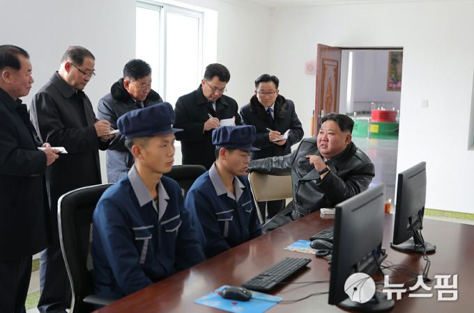 [서울=뉴스핌] 이영종 통일전문기자 = 김정은 북한 국무위원장이 20일 강원도 회양군에 지어진 중소형 수력발전소를 방문해 간부들에게 뭔가를 지시하고 있다. 컴퓨터 2대만 달랑 놓인 통제실이 북한 경제의 열악한 현실을 드러내고 있다. [사진=노동신문] 2025.11.21 yjlee@newspim.com