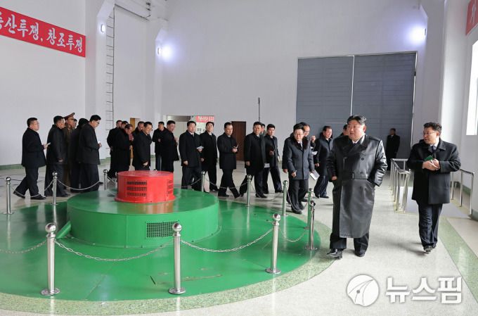 [서울=뉴스핌] 이영종 통일전문기자 = 김정은 북한 국무위원장이 20일 강원도 회양군민발전소 준공식에 참석한 뒤 시설을 돌아보고 있다. 소형 발전기 한 대가 놓인 모습이 전력난 등 북한의 열악한 경제상황을 드러내고 있다. [사진=노동신문 홈페이지] 2025.11.21 yjlee@newspim.com