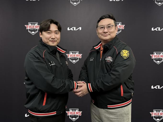 [서울=뉴스핌] 장환수 스포츠전문기자= KIA와 FA 계약을 체결한 왼손 불펜투수 이준영(왼쪽)과 심재학 단장. [사진=KIA] 2025.11.23 zangpabo@newspim.com