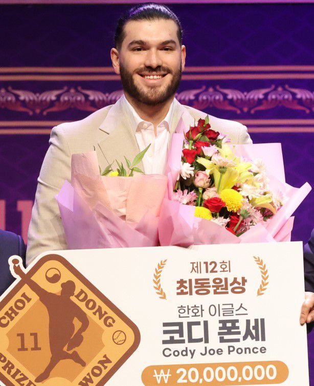 폰세가 11일 최동원상을 받은 후 기념 촬영을 하고 있다. [사진=최동원기념사업회]