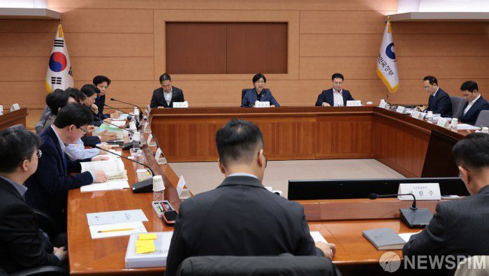 [서울=뉴스핌] 이길동 기자 = 정은경 보건복지부 장관이 24일 서울 종로구 정부서울청사에서 열린  제6차 국민연금기금운용위원회를 주재하며 모두 발언을 하고 있다.( 2025.11.24 gdlee@newspim.com