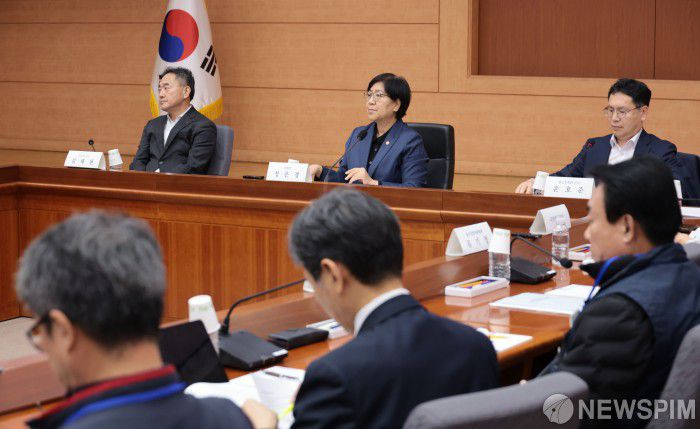 [서울=뉴스핌] 이길동 기자 = 정은경 보건복지부 장관이 24일 서울 종로구 정부서울청사에서 열린  제6차 국민연금기금운용위원회를 주재하며 모두 발언을 하고 있다.2025.11.24gdlee@newspim.com