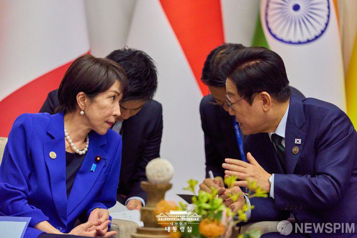 [서울=뉴스핌] 이재명 대통령이 지난 23일(현지시간) 남아프리카공화국 요하네스버그 나스렉 엑스포센터에서 다카이치 일본 총리와 약식회담을 하고 있다. [사진=대통령실] 2025.11.25 photo@newspim.com