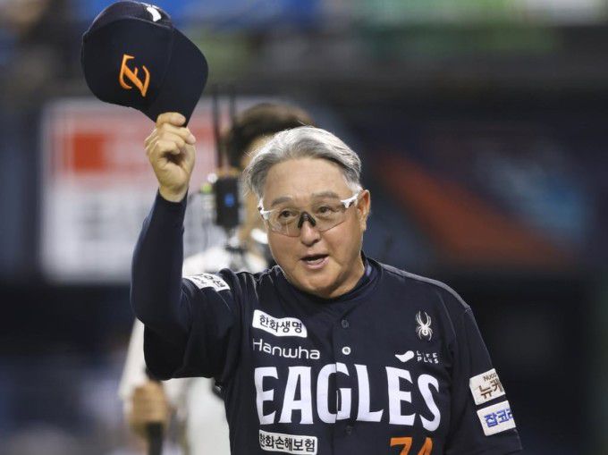 한화 김경문 감독이 두산을 꺾고 시즌 두 번째 10연승을 달성한 뒤 환화하는 한화팬들에 인사하고 있다. [사진=한화 이글스]