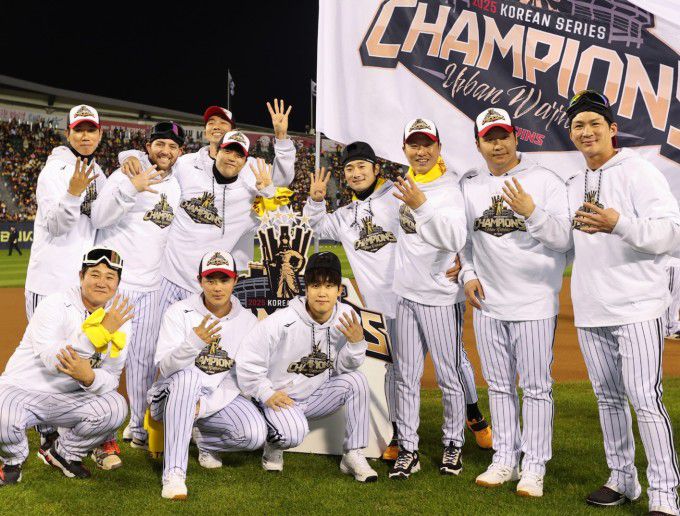LG 선수들이 2025년 한국시리즈 우승을 이룬 뒤 통산 네 번째 우승을 의미하는 손가락 네개를 펴보이며 포즈를 취하고 있다. 있다. [사진=LG 트윈스]