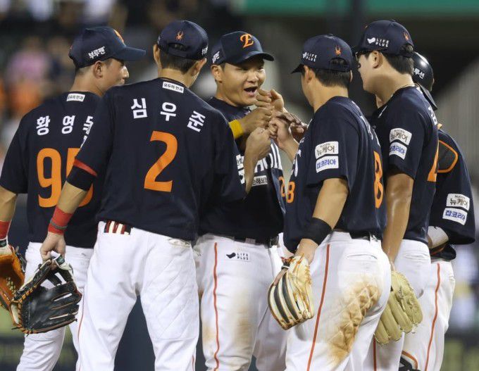 한화 선수들이 두산을 꺾고 시즌 두 번째 10연승을 달성한 뒤 승리를 자축하고 있다. [사진=한화 이글스]