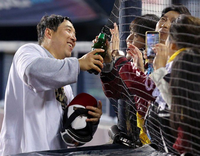 한화 김현수가 한국시리즈 5차전에서 승리한 후 팬들과 기쁨을 나누고 있다. [사진=LG 트윈스]
