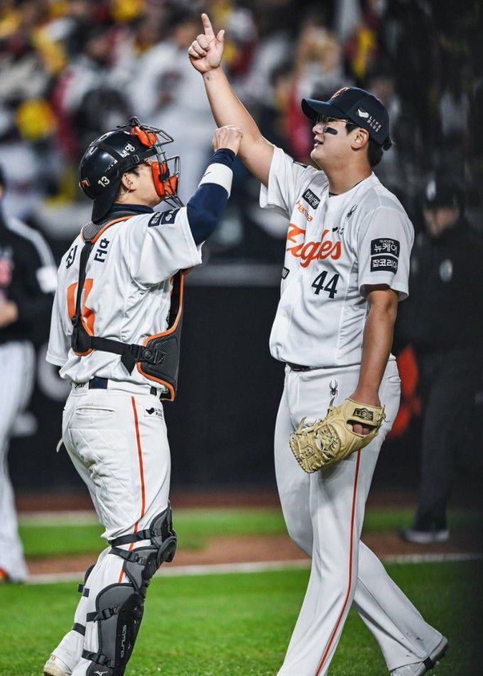 한화 마무리 김서현(오른쪽)이 플레이오프(PO) 5차전에서 삼성을 꺾고 2006년 이후 19년 만에 한국시리즈 진출을 축하하고 있다. [사진=한화 이글스]