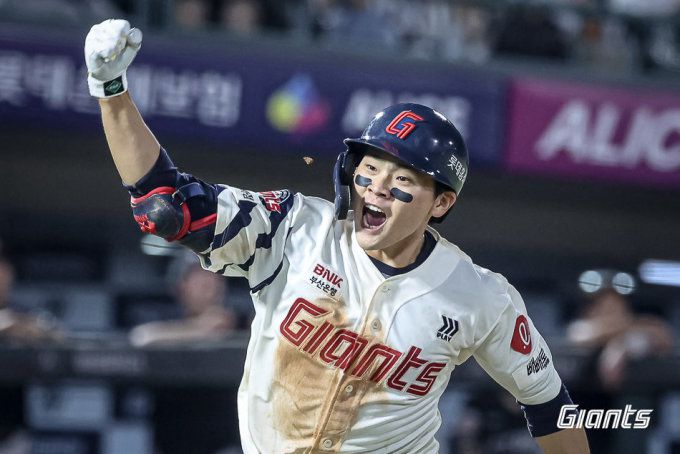 [서울=뉴스핌] 롯데 박찬형이 지난 8월 28일 사직구장에서 열린 KT와 홈경기 연장 10회말 동점 솔로포를 친 뒤 주먹을 불끈 쥐고 있다. [사진 = 롯데] 2025.11.25 wcn05002@newspim.com