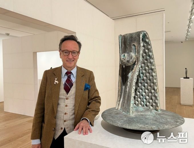 [서울=뉴스핌]이영란 편집위원/미술전문기자= 조부인 호안 미로의 한국 전시를 위해 서울을 찾은 손자 2025.11.25 art29@newspim.com